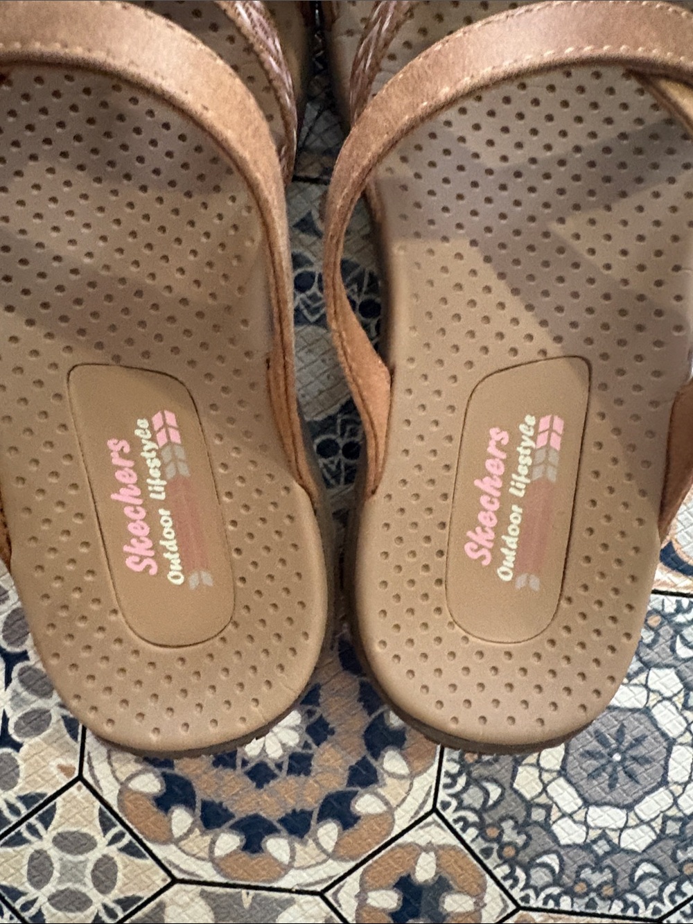 Skechers Women’s Reggae Timeless Summer Tan Crisscross Slide Sandals - Picture 4 of 7